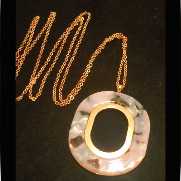 Fashion Jewelry Jewelry - Extra Long Marble Goldtone Necklace.🌴